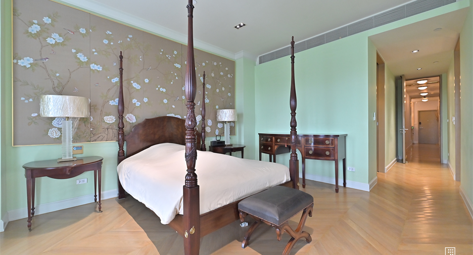 For rent 3 bedrooms condo in Sathon, Bangkok
