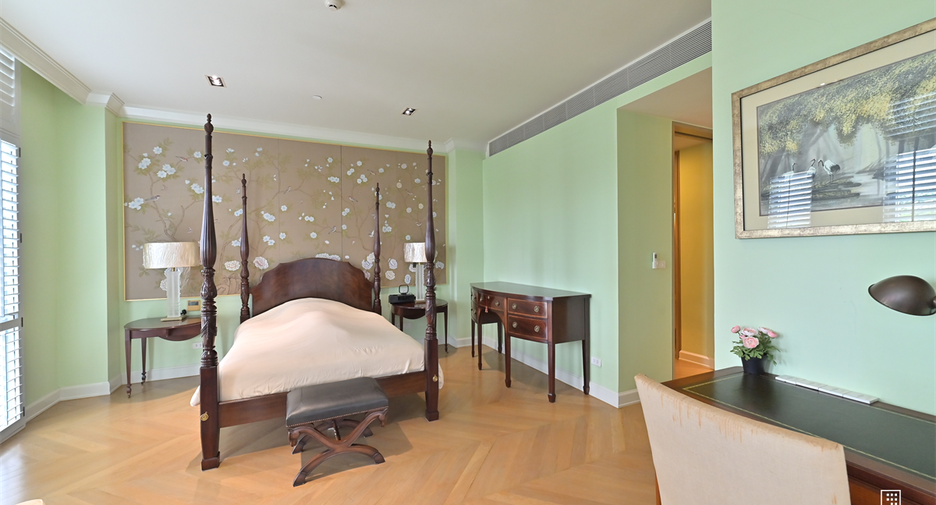 For rent 3 bedrooms condo in Sathon, Bangkok