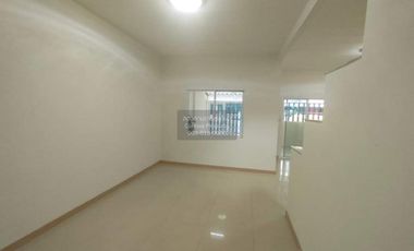 Casa adosada en venta de 3 habitaciones en Bang Khun Thian, Bangkok