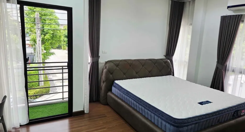 Casa en alquiler de 5 habitaciones en Prawet, Bangkok