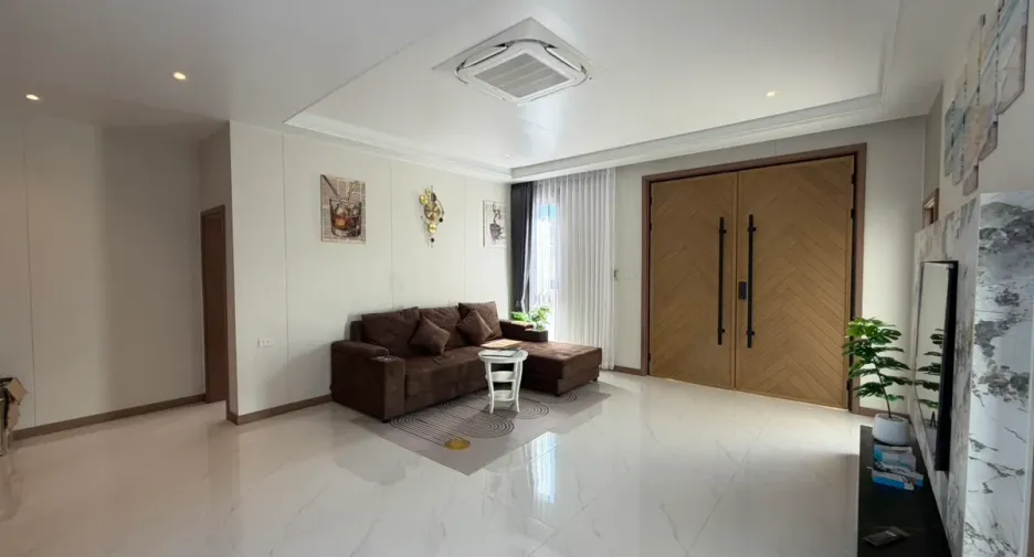 For rent and for sale 5 bedrooms house in Na Jomtien, Pattaya