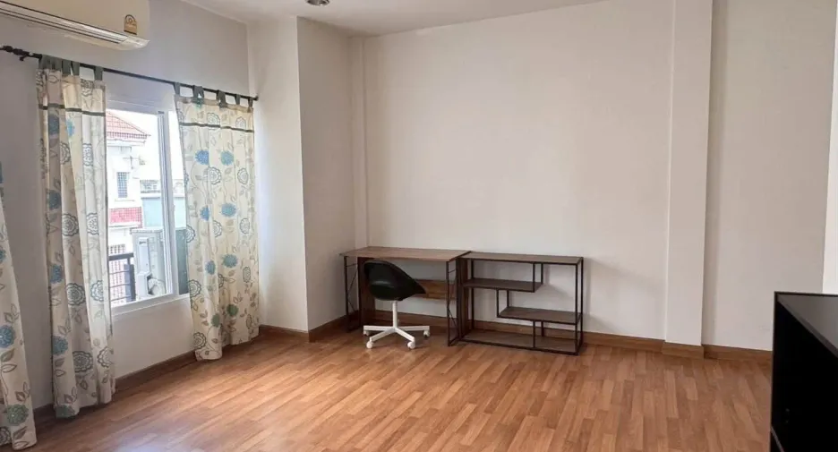 Casa adosada en alquiler de 3 habitaciones en Wang Thonglang, Bangkok