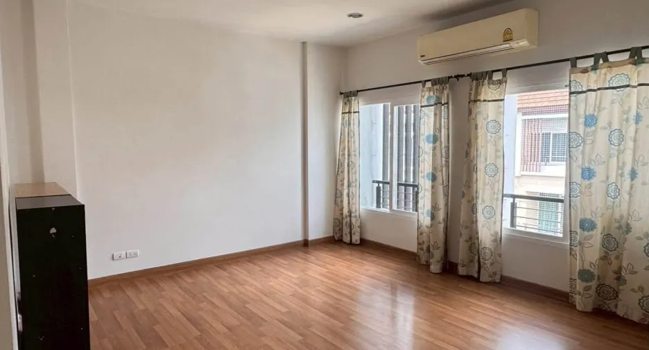 Casa adosada en alquiler de 3 habitaciones en Wang Thonglang, Bangkok