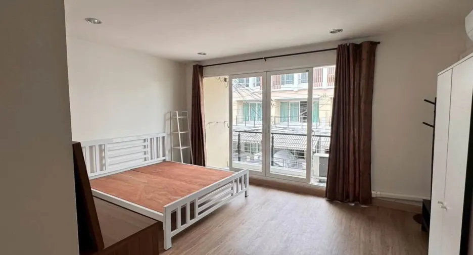 Casa adosada en alquiler de 3 habitaciones en Wang Thonglang, Bangkok
