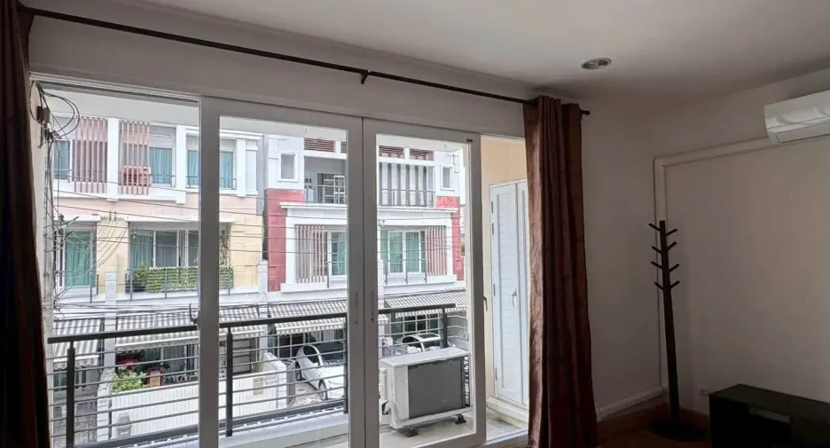 Casa adosada en alquiler de 3 habitaciones en Wang Thonglang, Bangkok