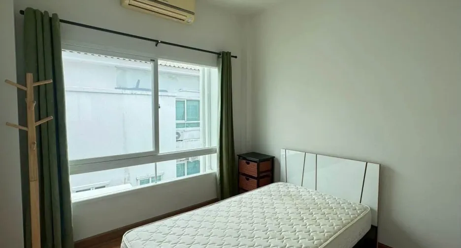 Casa adosada en alquiler de 3 habitaciones en Wang Thonglang, Bangkok