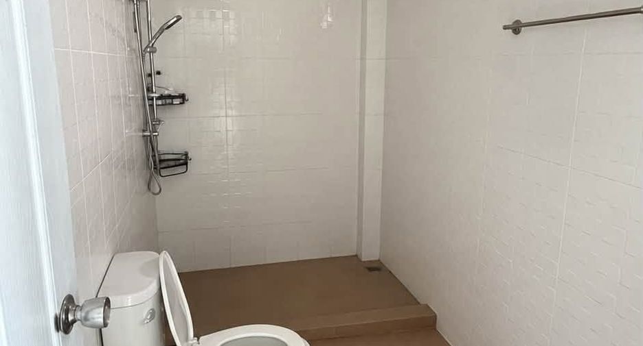 For sale 4 ベッドルーム townhouse in Wang Thonglang, Bangkok