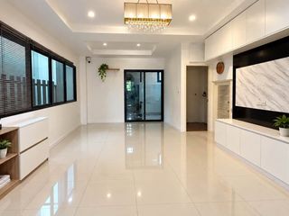 For sale 4 ベッドルーム townhouse in Wang Thonglang, Bangkok