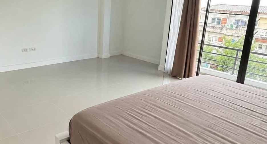For sale 4 ベッドルーム townhouse in Wang Thonglang, Bangkok