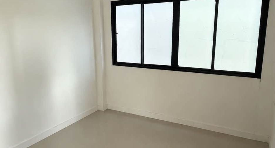 For sale 4 ベッドルーム townhouse in Wang Thonglang, Bangkok