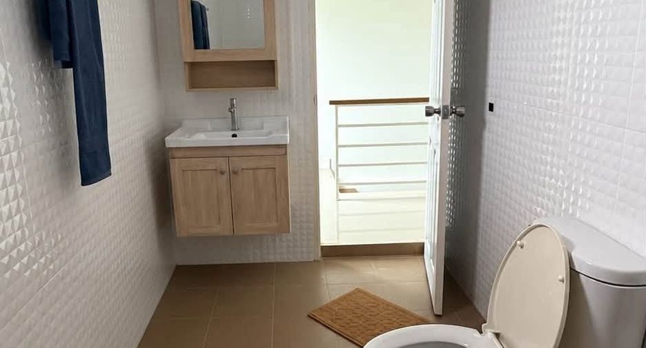 For sale 4 ベッドルーム townhouse in Wang Thonglang, Bangkok