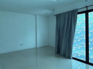 For sale 4 ベッドルーム townhouse in Wang Thonglang, Bangkok