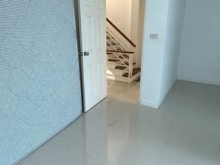 For sale 4 ベッドルーム townhouse in Wang Thonglang, Bangkok