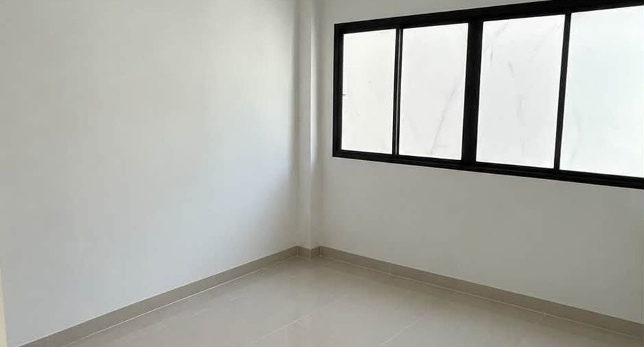 For sale 4 ベッドルーム townhouse in Wang Thonglang, Bangkok