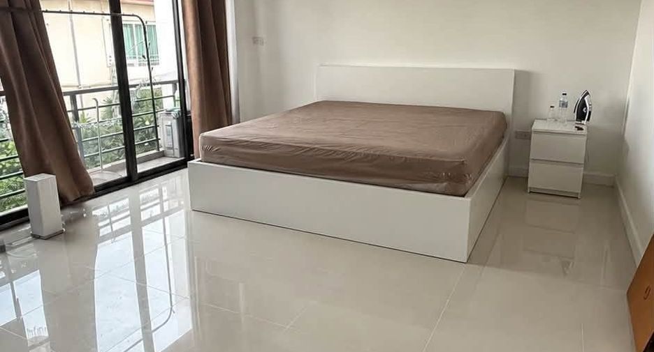 For sale 4 ベッドルーム townhouse in Wang Thonglang, Bangkok