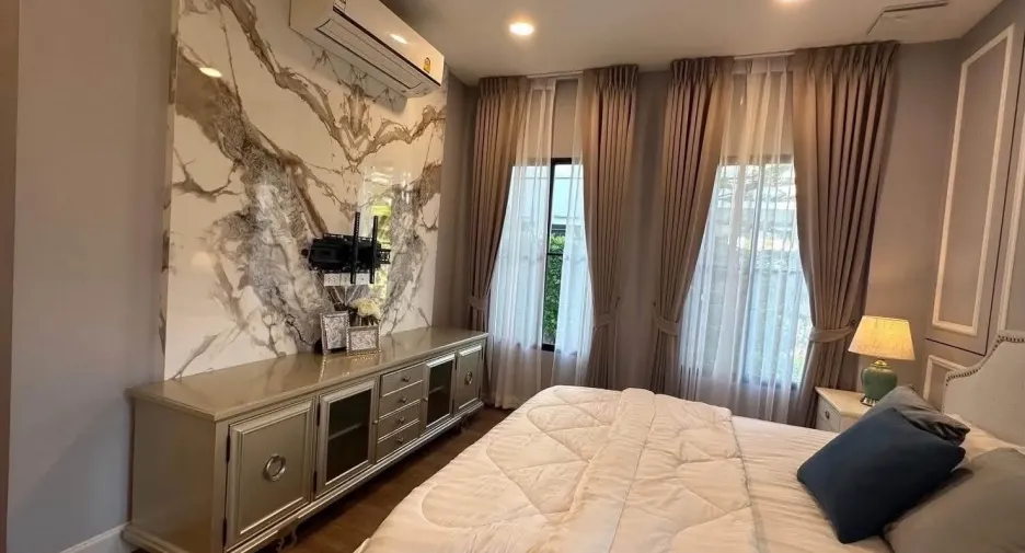 À louer 4 chambres maison à Saphan Sung, Bangkok