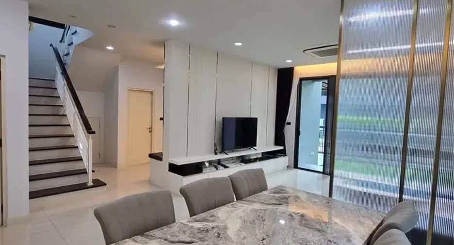 ให้เช่า 4 ห้องนอน บ้านเดี่ยว ใน บางกะปิ, กรุงเทพฯ