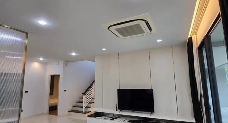 ให้เช่า 4 ห้องนอน บ้านเดี่ยว ใน บางกะปิ, กรุงเทพฯ