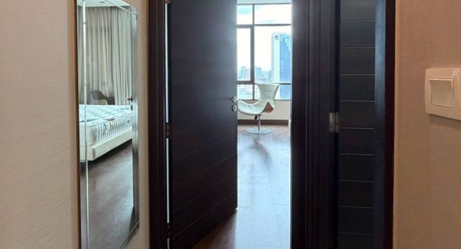 For rent 2 bedrooms condo in Huai Khwang, Bangkok