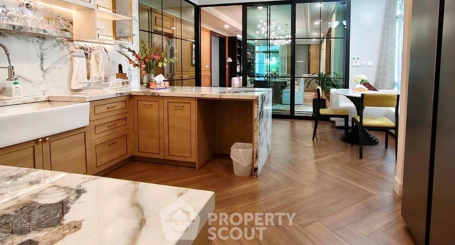 Casa en alquiler y en venta de 4 habitaciones en Saphan Sung, Bangkok