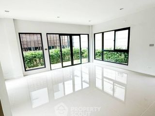 Reihenhaus zum Kauf mit 4 Zimmer in Thung Khru, Bangkok