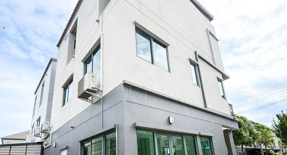 Reihenhaus zum Kauf mit 4 Zimmer in Thung Khru, Bangkok