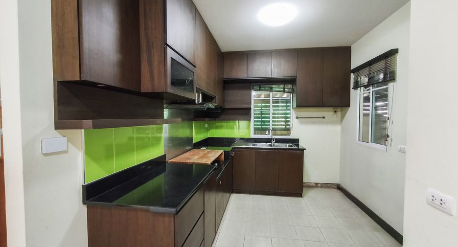 For sale 3 bedrooms house in Prawet, Bangkok