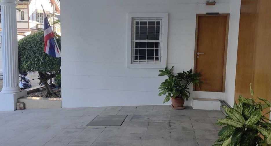 For sale そして for rent 6 ベッドルーム house in Phra Khanong, Bangkok