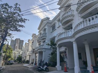 For sale そして for rent 6 ベッドルーム house in Phra Khanong, Bangkok