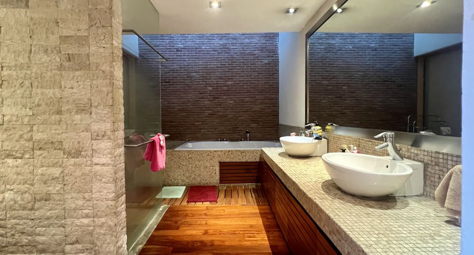 For sale そして for rent 6 ベッドルーム house in Phra Khanong, Bangkok