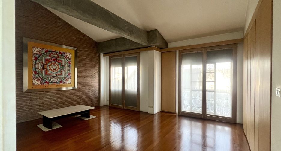 For sale そして for rent 6 ベッドルーム house in Phra Khanong, Bangkok