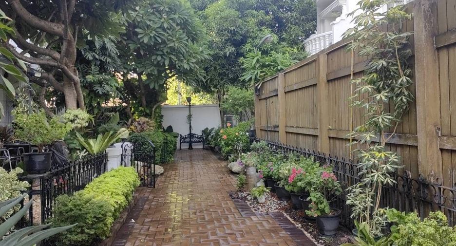 For sale そして for rent 6 ベッドルーム house in Phra Khanong, Bangkok