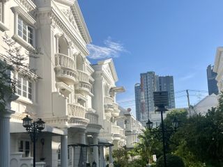 For sale そして for rent 6 ベッドルーム house in Phra Khanong, Bangkok