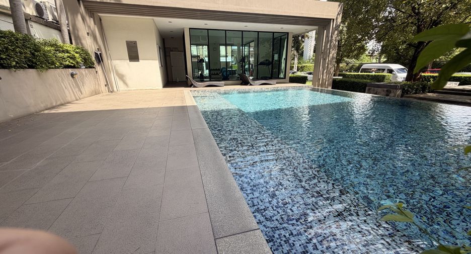 For rent 3 bedrooms townhouse in Bueng Kum, Bangkok