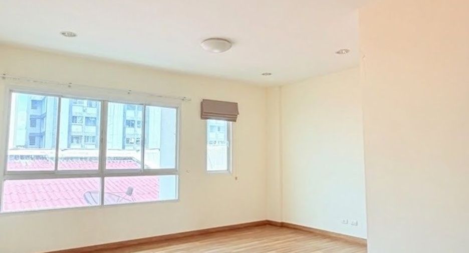 For rent 3 bedrooms townhouse in Bueng Kum, Bangkok