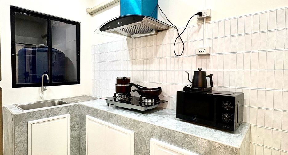 Casa en alquiler de 5 habitaciones en Huai Khwang, Bangkok