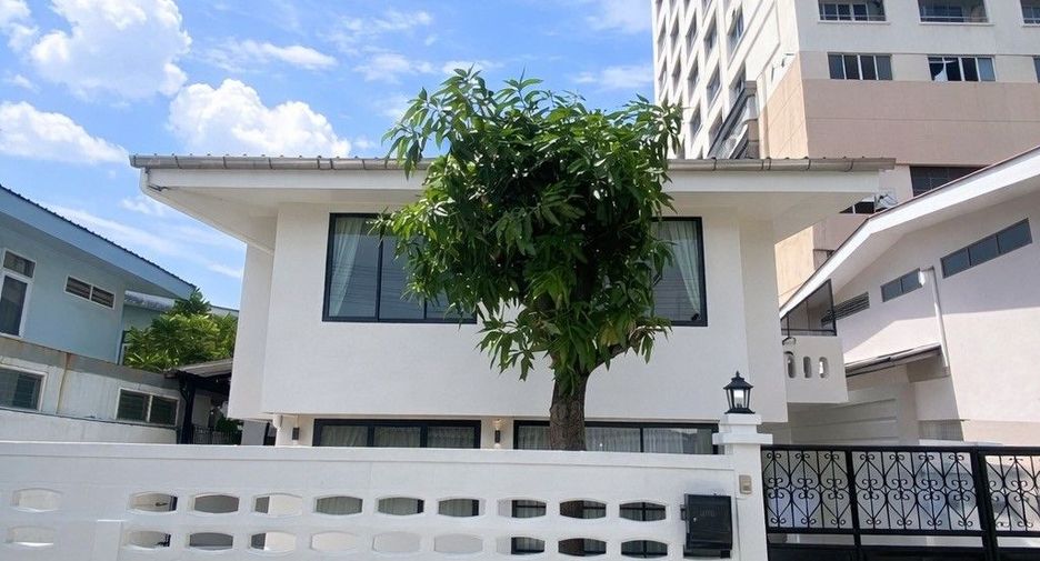 Casa en alquiler de 5 habitaciones en Huai Khwang, Bangkok