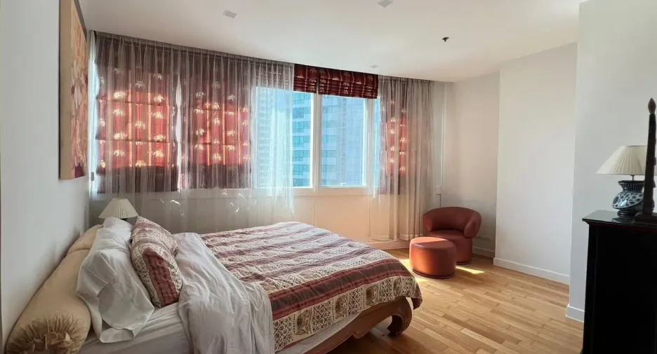 For rent 2 bedrooms condo in Khlong Toei, Bangkok