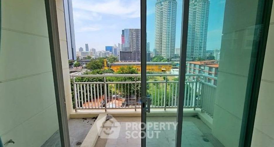 For sale 3 ベッドルーム condo in Sathon, Bangkok