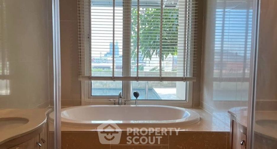 For sale 3 ベッドルーム condo in Sathon, Bangkok
