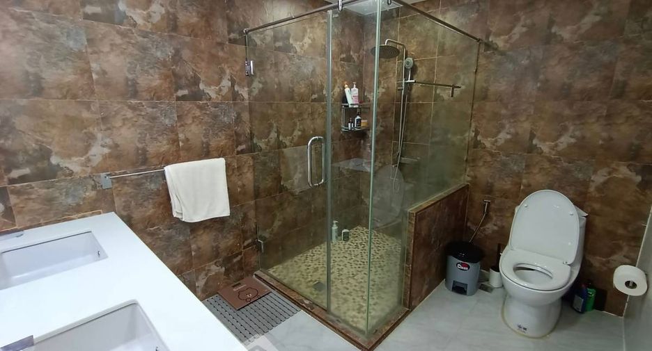 For sale 2 ベッドルーム condo in Bang Lamung, Chonburi