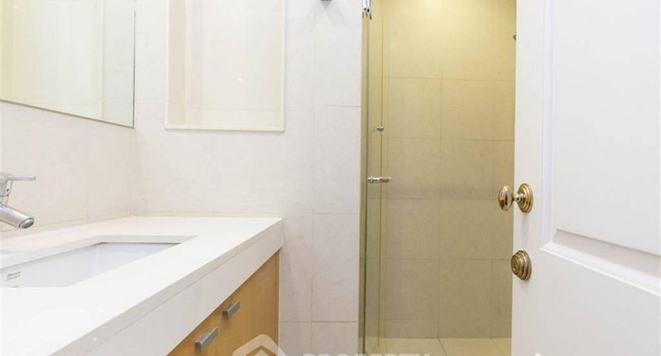 For rent 3 bedrooms condo in Pathum Wan, Bangkok