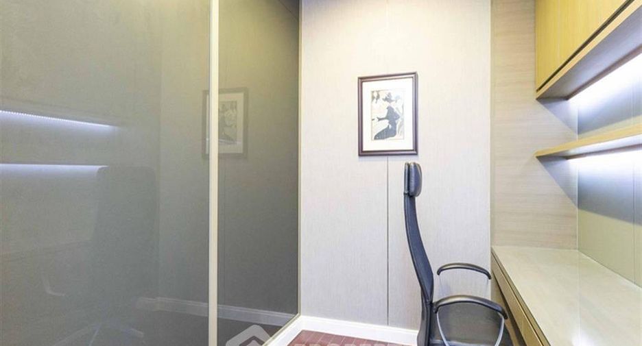 For rent 3 bedrooms condo in Pathum Wan, Bangkok