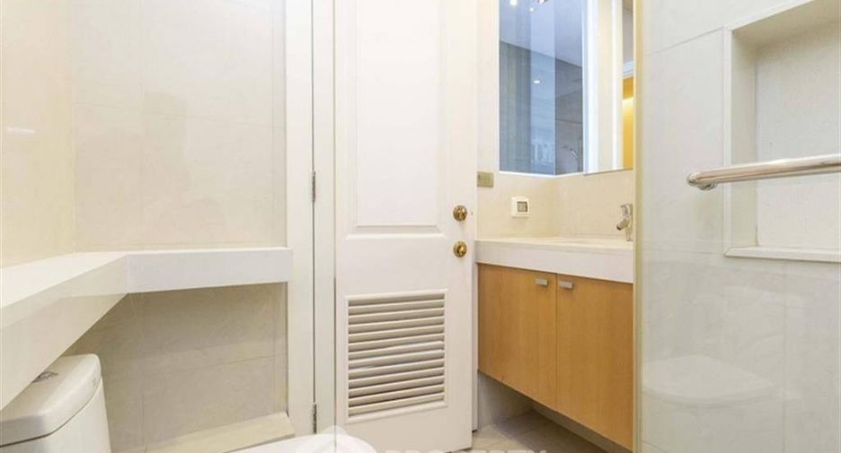 For rent 3 bedrooms condo in Pathum Wan, Bangkok