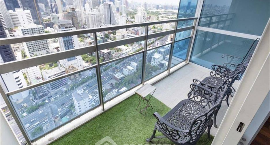 For rent 3 bedrooms condo in Pathum Wan, Bangkok