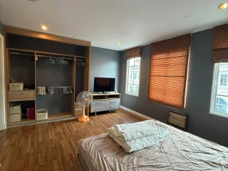 Haus zur Miete mit 3 Zimmer in Bang Kapi, Bangkok