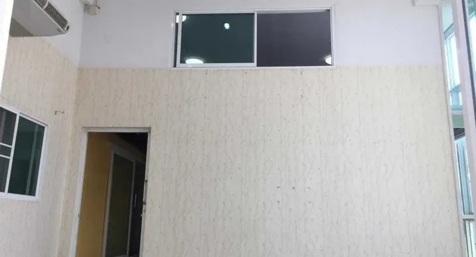 Gewerbefläche zur Miete und zum Kauf mit 6 Zimmer in Bang Khun Thian, Bangkok