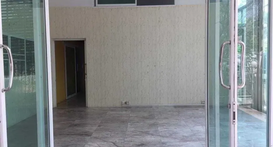 Gewerbefläche zur Miete und zum Kauf mit 6 Zimmer in Bang Khun Thian, Bangkok