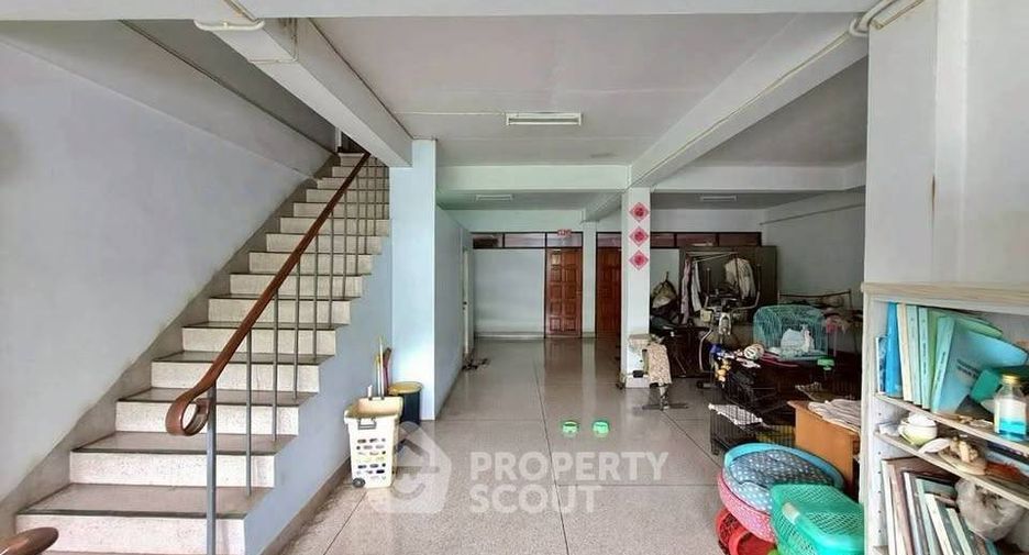 出售 7 卧室 联排别墅 在 Mueang Chon Buri, Chon Buri