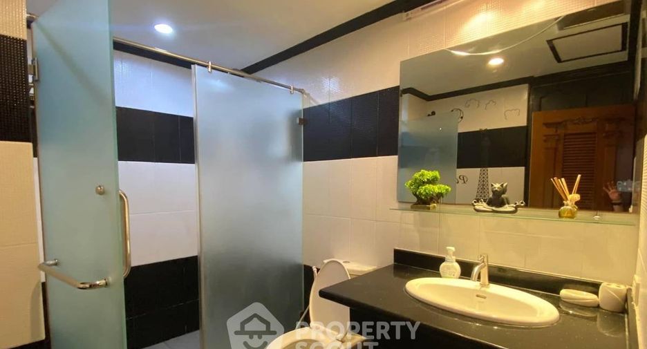For rent そして for sale 3 ベッドルーム condo in Watthana, Bangkok